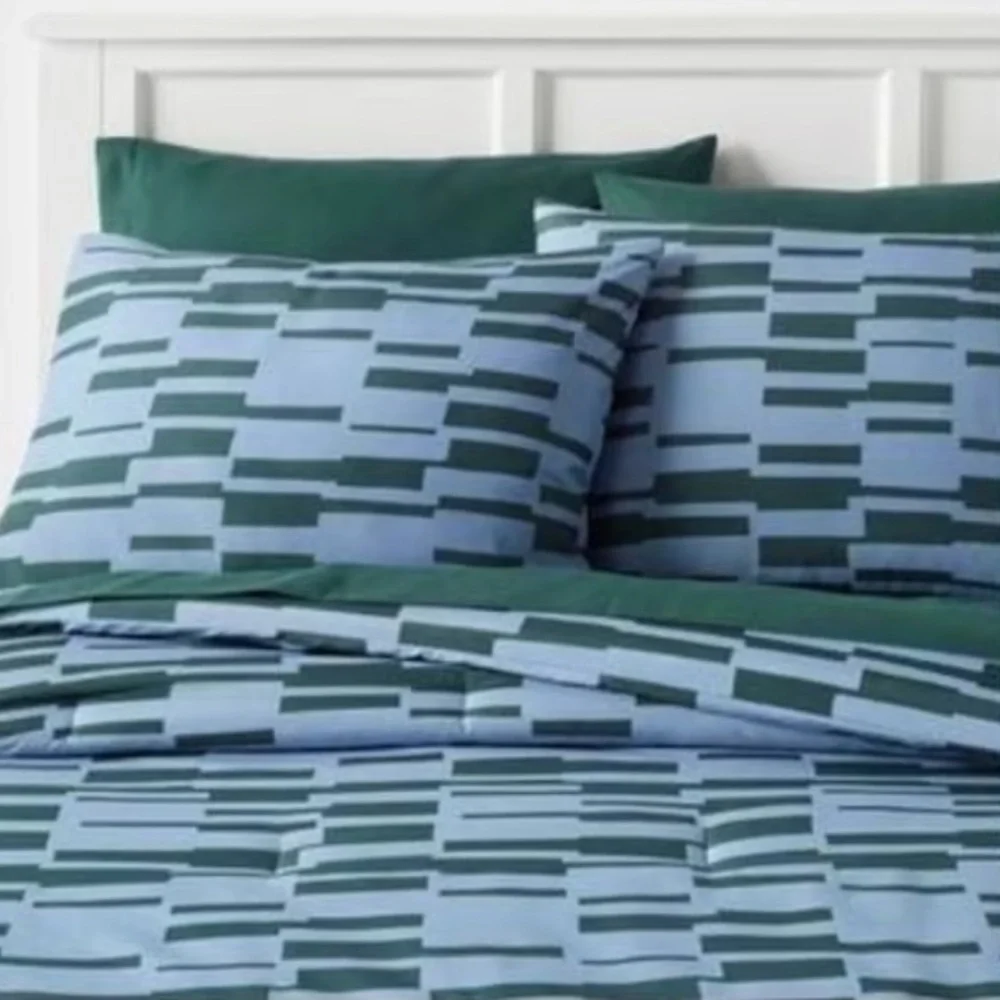 ROOM ESSENTIALS NWT foster microfiber reversible comforter -green/blue -twin